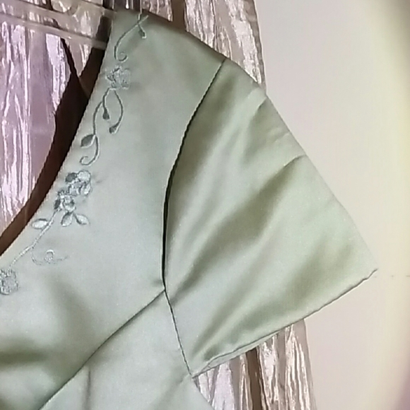Sage green gown, satin, with wrap. 15/16. - Picture 3 of 8